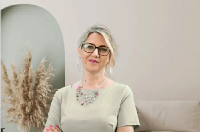 Süveges Andrea coachként beszél, háttérben növény és világos enteriőr