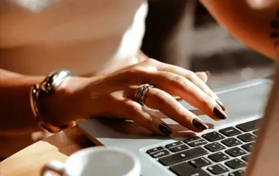 Kéz laptop billentyűzeten – online konzultáció illusztrációja