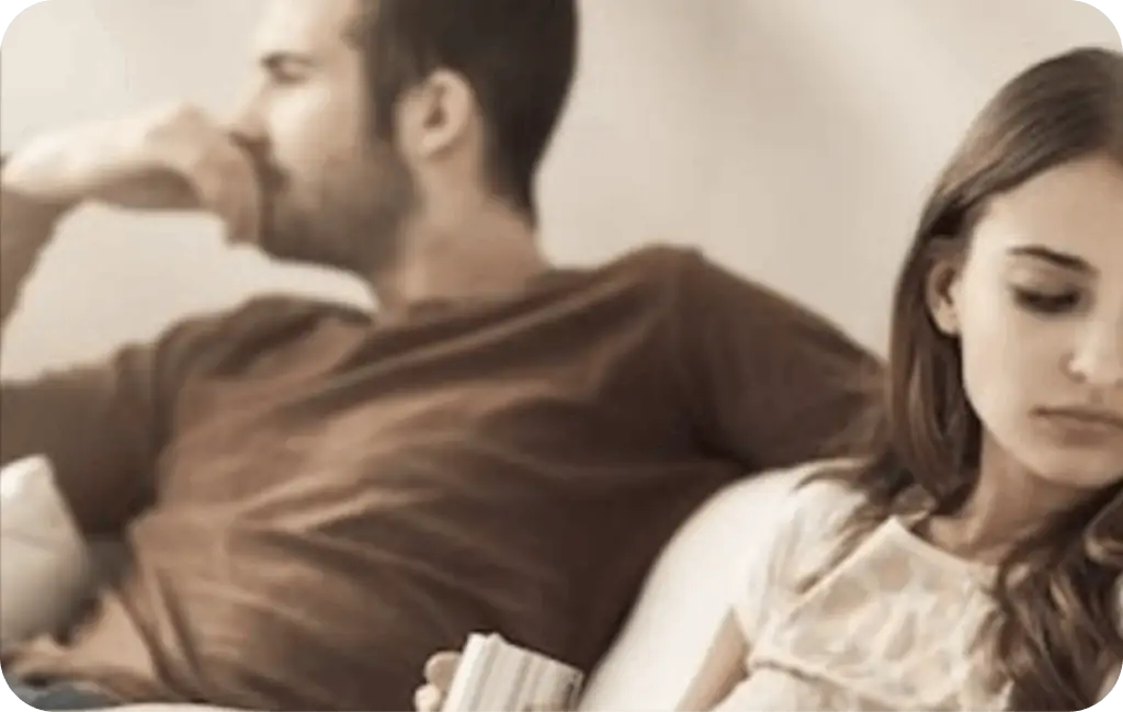 Fiatal pár beszélget tanácsadóval – életút közös átgondolása